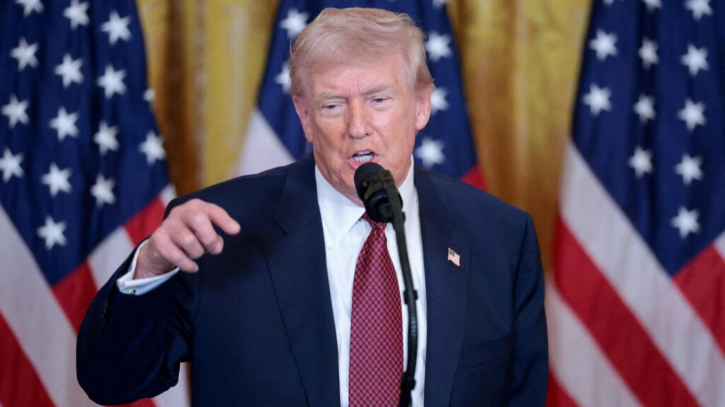 Trump insults the Supreme Court judges and prepares a “plan B” for his tariffs: “We have powerful alternatives”