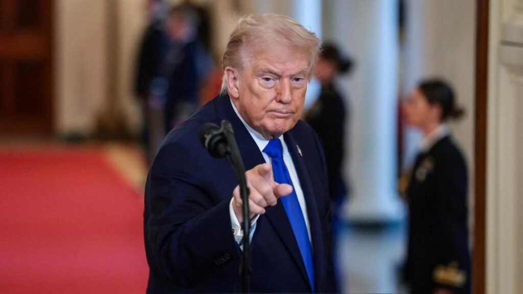 Trump threatens to raise tariffs on all countries that decide to “play” with the “ridiculous” Supreme Court ruling